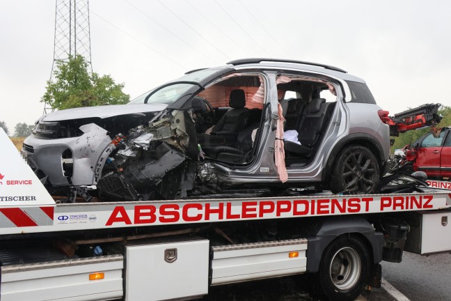 Personenrettung nach schwerem Crash zwischen zwei PKW und einem LKW auf Steyrer Stra�e bei Dietach