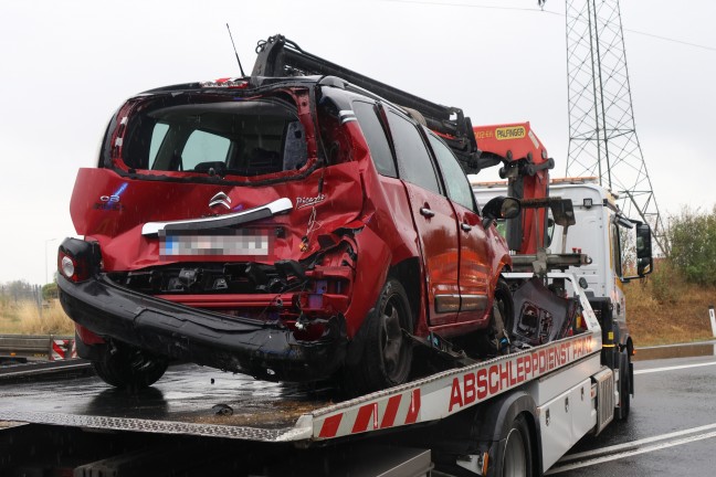 Personenrettung nach schwerem Crash zwischen zwei PKW und einem LKW auf Steyrer Stra�e bei Dietach