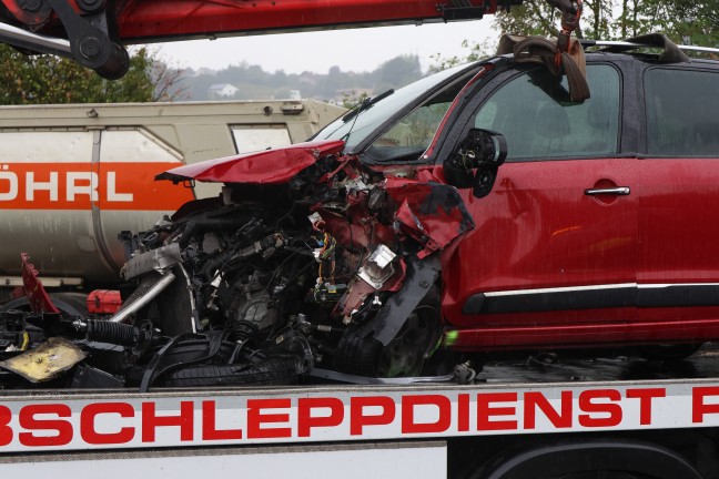 Personenrettung nach schwerem Crash zwischen zwei PKW und einem LKW auf Steyrer Stra�e bei Dietach