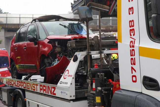 Personenrettung nach schwerem Crash zwischen zwei PKW und einem LKW auf Steyrer Stra�e bei Dietach