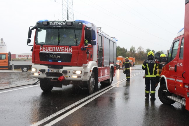 Personenrettung nach schwerem Crash zwischen zwei PKW und einem LKW auf Steyrer Stra�e bei Dietach