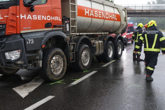 Personenrettung nach schwerem Crash zwischen zwei PKW und einem LKW auf Steyrer Stra�e bei Dietach