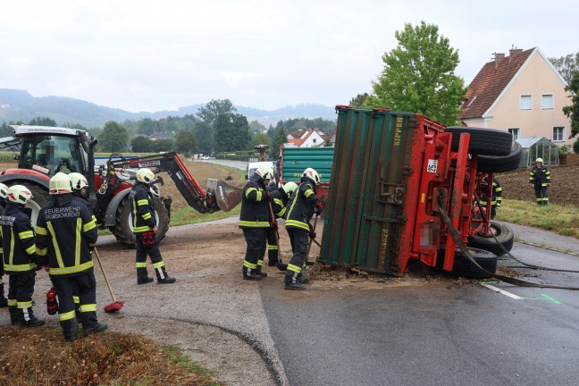 Traktoranh�nger samt Erdreich bei Verkehrsunfall in Prambachkirchen auf PKW gest�rzt