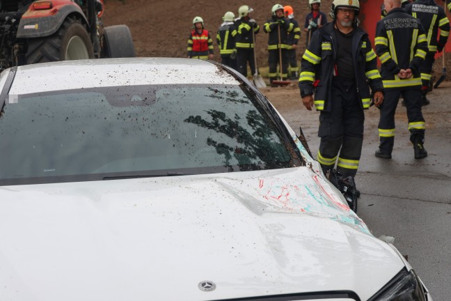Traktoranh�nger samt Erdreich bei Verkehrsunfall in Prambachkirchen auf PKW gest�rzt