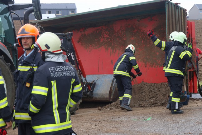 Traktoranh�nger samt Erdreich bei Verkehrsunfall in Prambachkirchen auf PKW gest�rzt