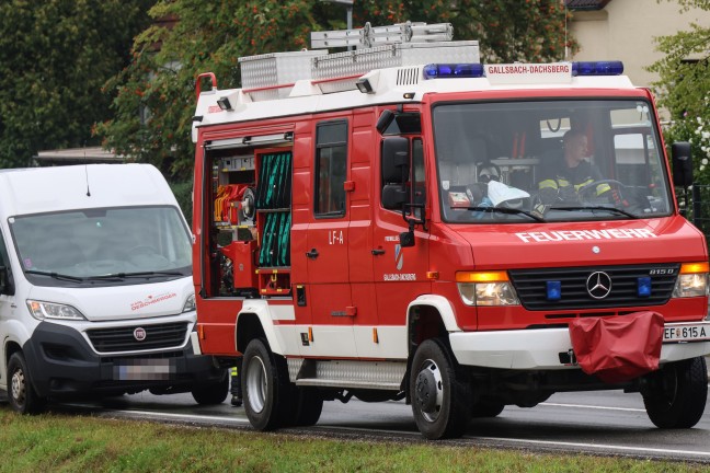 Traktoranh�nger samt Erdreich bei Verkehrsunfall in Prambachkirchen auf PKW gest�rzt