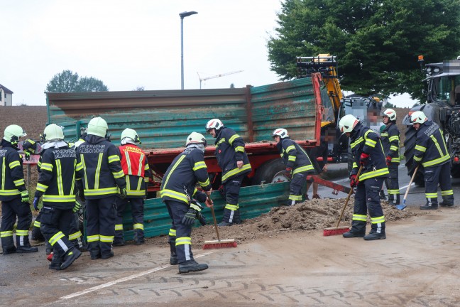 Traktoranh�nger samt Erdreich bei Verkehrsunfall in Prambachkirchen auf PKW gest�rzt