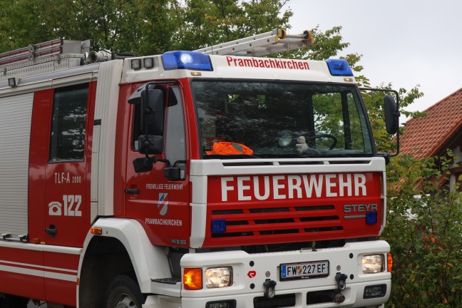 Traktoranh�nger samt Erdreich bei Verkehrsunfall in Prambachkirchen auf PKW gest�rzt