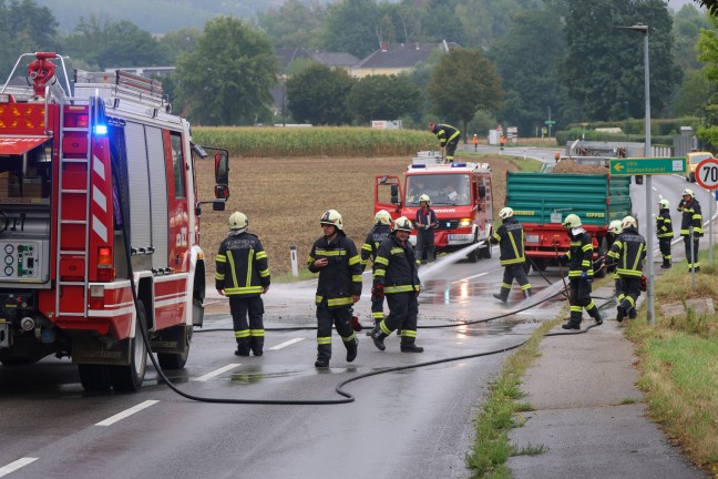 Traktoranh�nger samt Erdreich bei Verkehrsunfall in Prambachkirchen auf PKW gest�rzt
