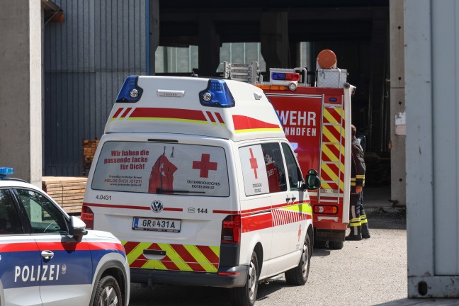 Reanimation: Arbeiter auf Firmengel�nde in Meggenhofen unter umgest�rztem Baukran eingeklemmt
