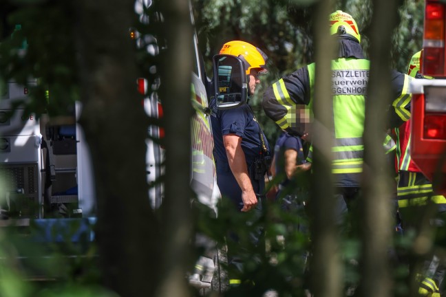 Reanimation: Arbeiter auf Firmengel�nde in Meggenhofen unter umgest�rztem Baukran eingeklemmt