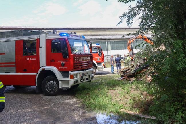 Reanimation: Arbeiter auf Firmengel�nde in Meggenhofen unter umgest�rztem Baukran eingeklemmt