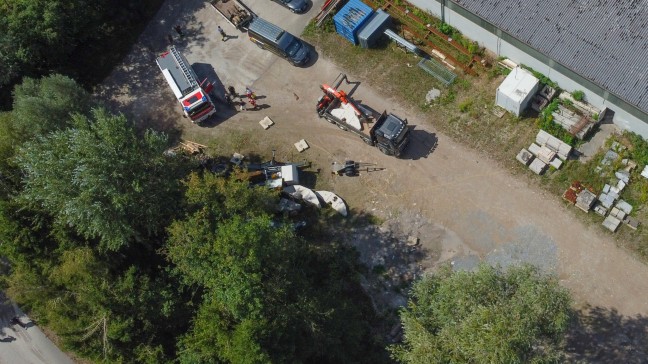 Reanimation: Arbeiter auf Firmengel�nde in Meggenhofen unter umgest�rztem Baukran eingeklemmt