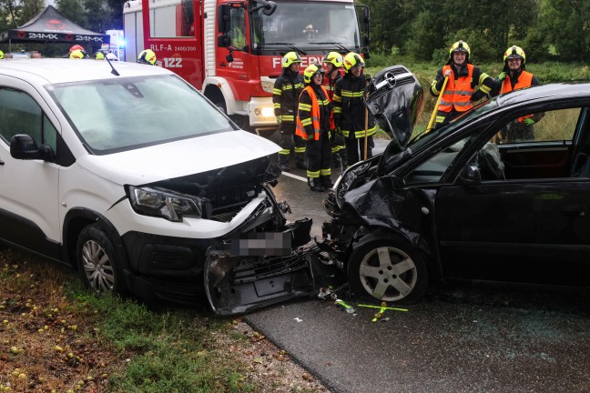 Schwerer Frontalcrash: Menschenrettung nach Kollision zweier Fahrzeuge bei Bachmanning