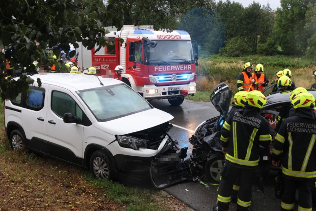 Schwerer Frontalcrash: Menschenrettung nach Kollision zweier Fahrzeuge bei Bachmanning