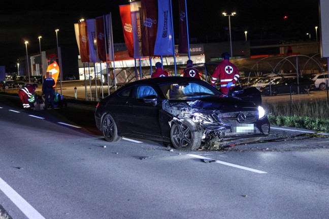 Auto �berschlagen: Rasante Fahrt auf Wiener Stra�e in Wels-Schafwiesen endet mit schwerem Crash
