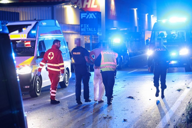 Auto �berschlagen: Rasante Fahrt auf Wiener Stra�e in Wels-Schafwiesen endet mit schwerem Crash