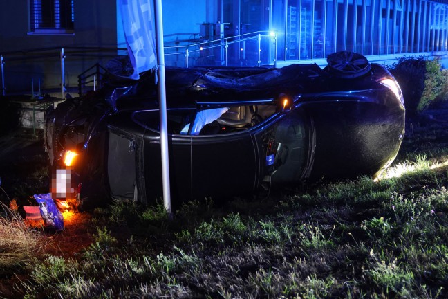 Auto �berschlagen: Rasante Fahrt auf Wiener Stra�e in Wels-Schafwiesen endet mit schwerem Crash