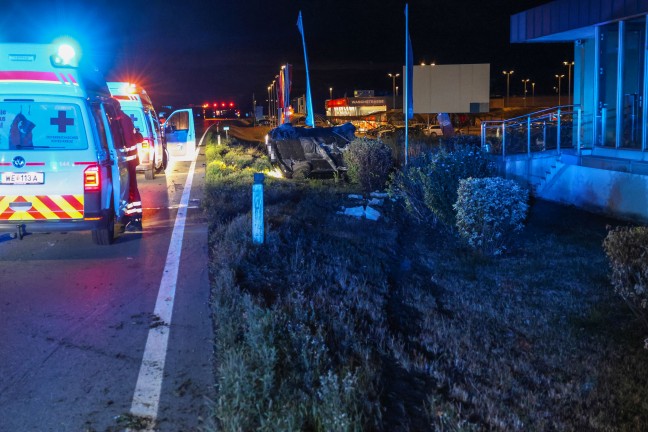 Auto �berschlagen: Rasante Fahrt auf Wiener Stra�e in Wels-Schafwiesen endet mit schwerem Crash