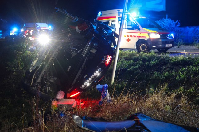 Auto �berschlagen: Rasante Fahrt auf Wiener Stra�e in Wels-Schafwiesen endet mit schwerem Crash