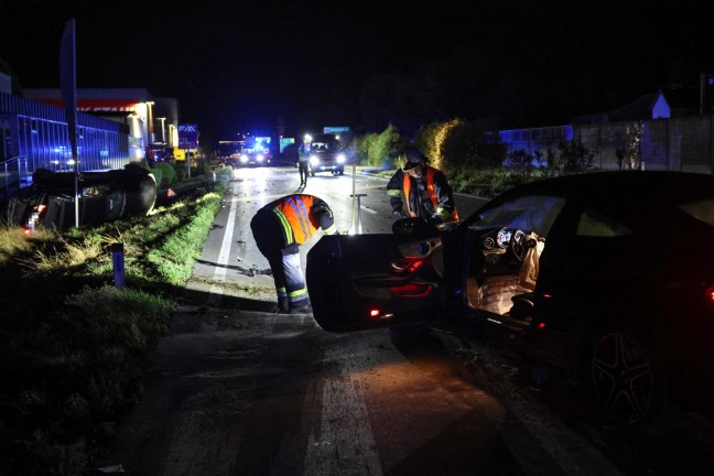Auto �berschlagen: Rasante Fahrt auf Wiener Stra�e in Wels-Schafwiesen endet mit schwerem Crash