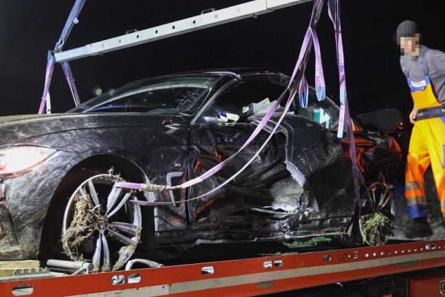 Auto �berschlagen: Rasante Fahrt auf Wiener Stra�e in Wels-Schafwiesen endet mit schwerem Crash