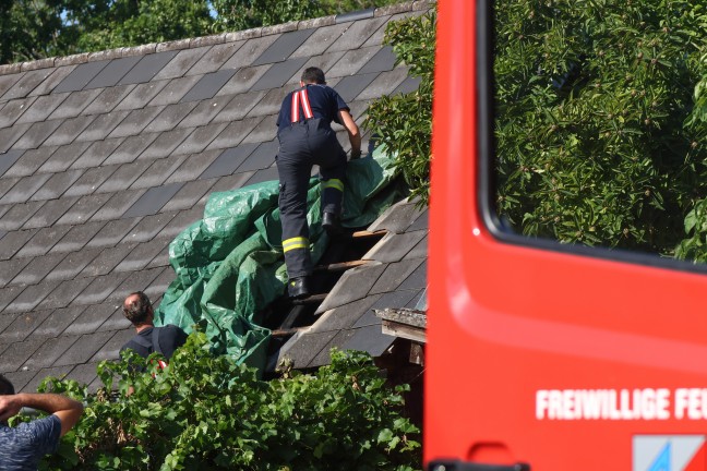 Nachl�scharbeiten nach Brand im Fassaden- und Dachbereich eines Schuppens in Prambachkirchen