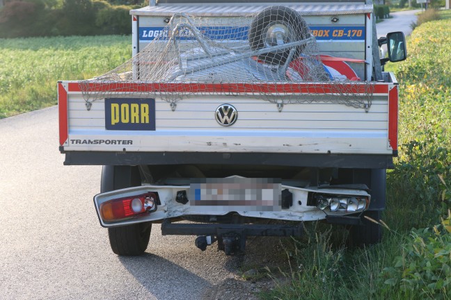 Auffahrunfall zwischen Kleintransporter und Pritschenwagen auf Wiener Stra�e in Edt bei Lambach