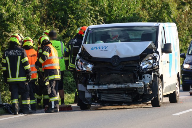 Auffahrunfall zwischen Kleintransporter und Pritschenwagen auf Wiener Stra�e in Edt bei Lambach