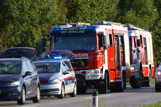 Auffahrunfall zwischen Kleintransporter und Pritschenwagen auf Wiener Stra�e in Edt bei Lambach