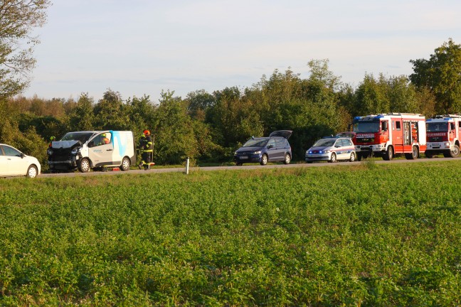 Auffahrunfall zwischen Kleintransporter und Pritschenwagen auf Wiener Stra�e in Edt bei Lambach