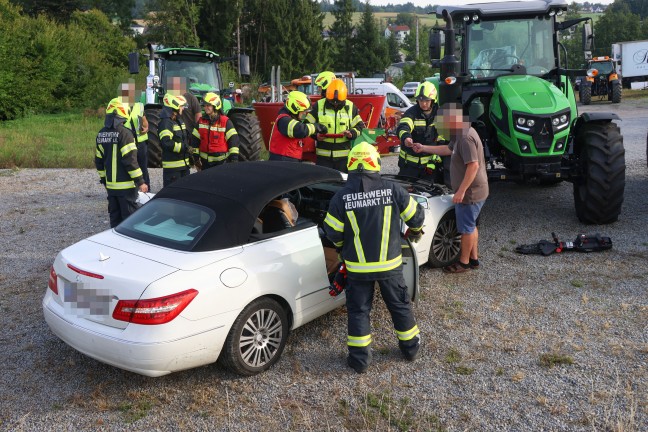 Personenrettung: Auto bei Unfall in Neumarkt im Hausruckkreis gegen abgestellten Traktor geprallt