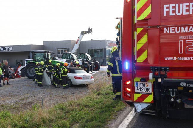 Personenrettung: Auto bei Unfall in Neumarkt im Hausruckkreis gegen abgestellten Traktor geprallt