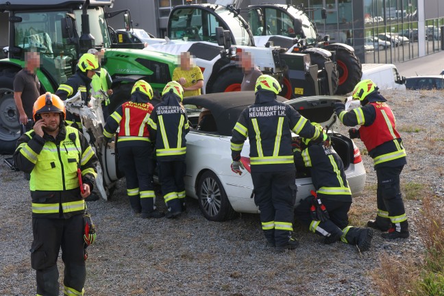 Personenrettung: Auto bei Unfall in Neumarkt im Hausruckkreis gegen abgestellten Traktor geprallt