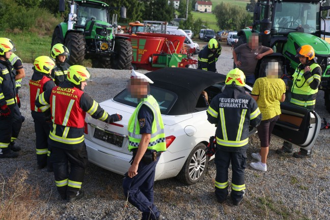 Personenrettung: Auto bei Unfall in Neumarkt im Hausruckkreis gegen abgestellten Traktor geprallt