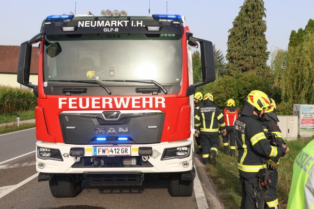 Personenrettung: Auto bei Unfall in Neumarkt im Hausruckkreis gegen abgestellten Traktor geprallt