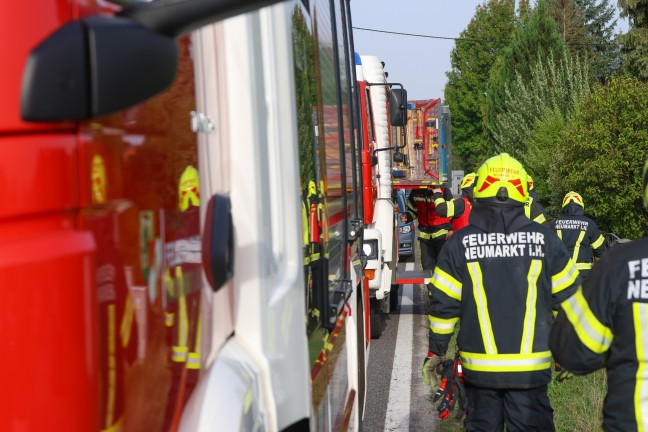 Personenrettung: Auto bei Unfall in Neumarkt im Hausruckkreis gegen abgestellten Traktor geprallt
