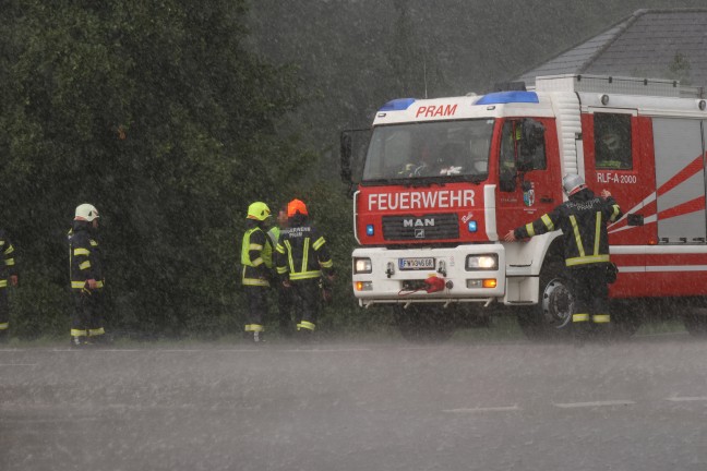 Schwerer Crash zwischen zwei PKW in Pram fordert zwei Verletzte