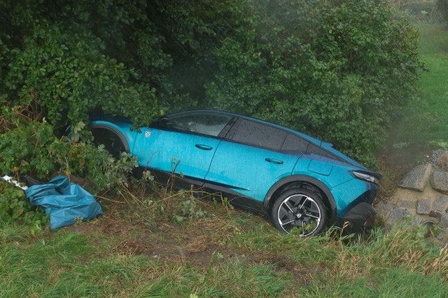 Schwerer Crash zwischen zwei PKW in Pram fordert zwei Verletzte