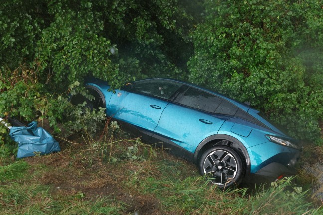 Schwerer Crash zwischen zwei PKW in Pram fordert zwei Verletzte