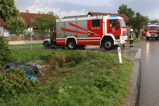 Schwerer Crash zwischen zwei PKW in Pram fordert zwei Verletzte