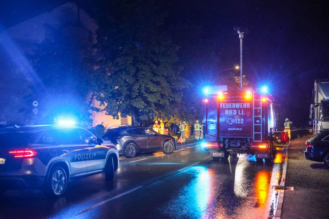 Menschenrettung nach schwerem Crash zwischen zwei Autos in Ried im Innkreis