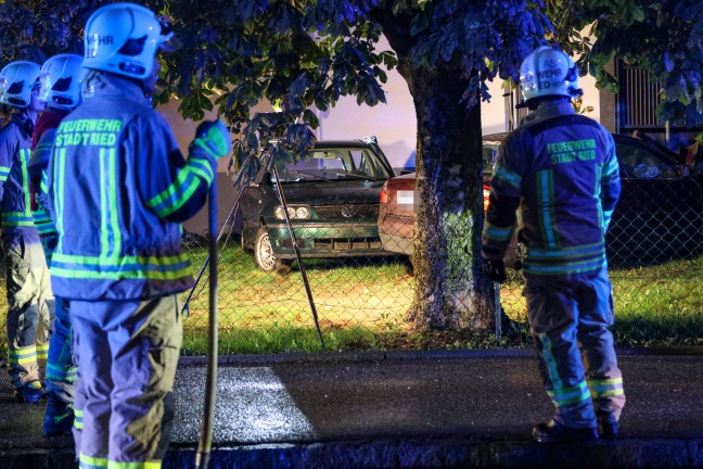 Menschenrettung nach schwerem Crash zwischen zwei Autos in Ried im Innkreis