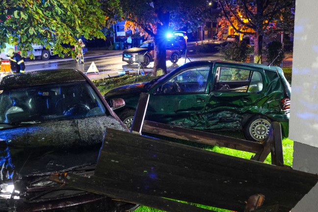 Menschenrettung nach schwerem Crash zwischen zwei Autos in Ried im Innkreis