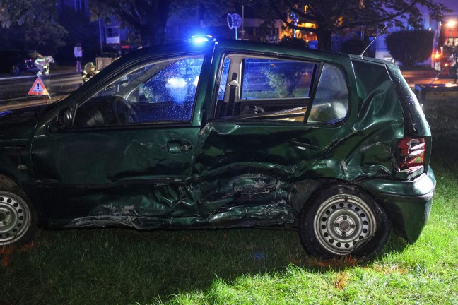 Menschenrettung nach schwerem Crash zwischen zwei Autos in Ried im Innkreis