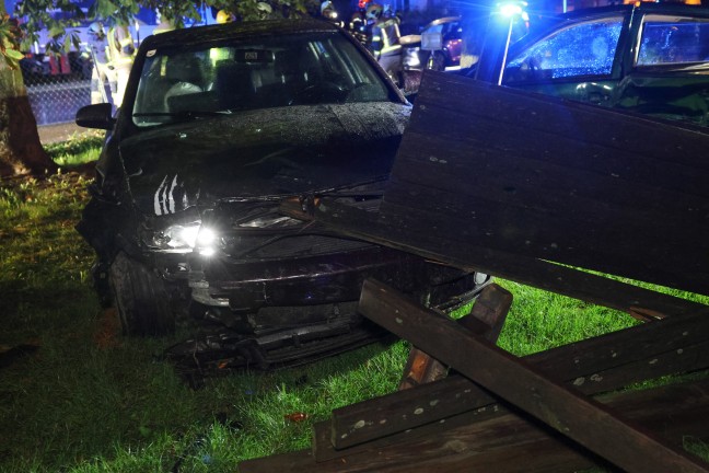 Menschenrettung nach schwerem Crash zwischen zwei Autos in Ried im Innkreis