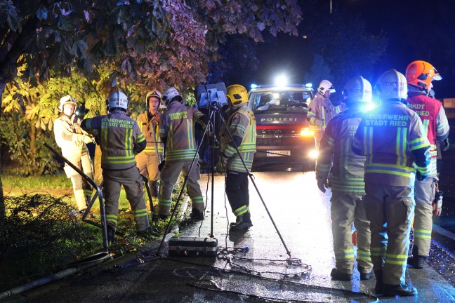 Menschenrettung nach schwerem Crash zwischen zwei Autos in Ried im Innkreis