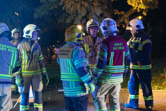 Menschenrettung nach schwerem Crash zwischen zwei Autos in Ried im Innkreis