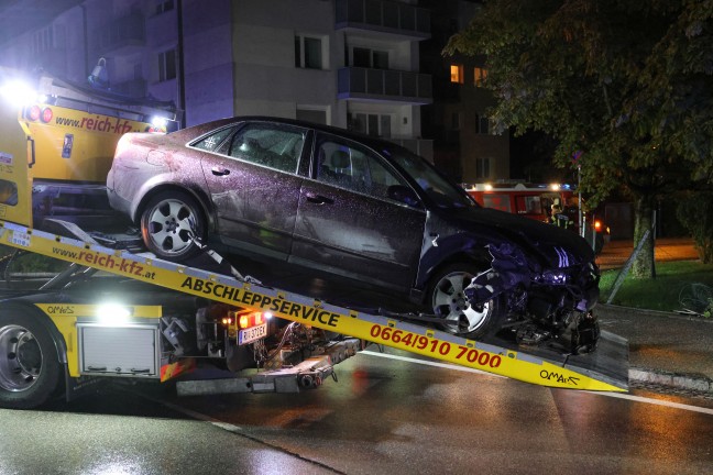 Menschenrettung nach schwerem Crash zwischen zwei Autos in Ried im Innkreis
