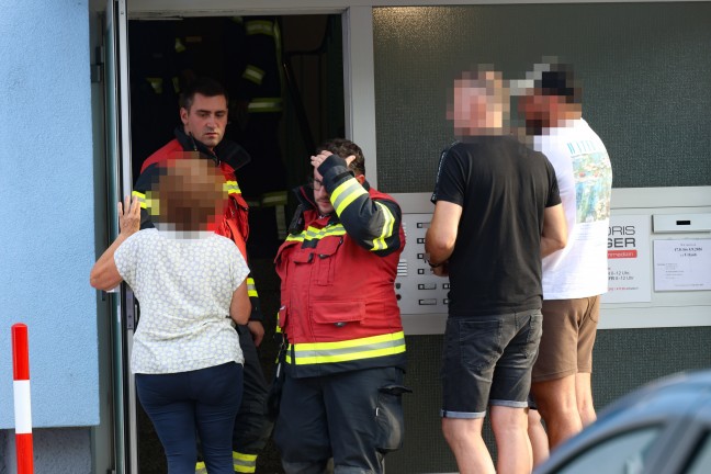 Einsatz wegen stechendem Geruch in einem Mehrparteienwohnhaus in Wels-Vogelweide